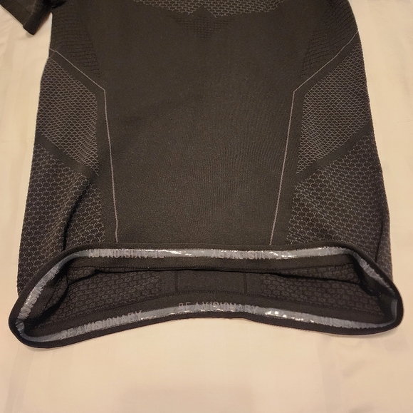 Gymshark Onyx Shortsleeve Top - Picture 4 of 5